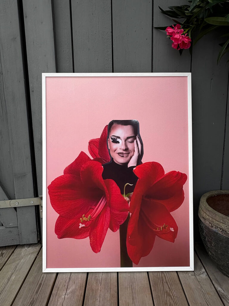 Collage Vivant av Lisbet Spörndly, fotokonst i miljö med verk lutat mot grå träpanel, stor kruka bredvid