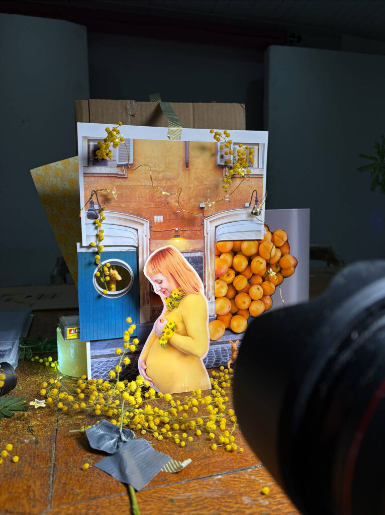 Lisbet Spörndly bygger en scen för Collage vivant med urklippta fotografier och föremål