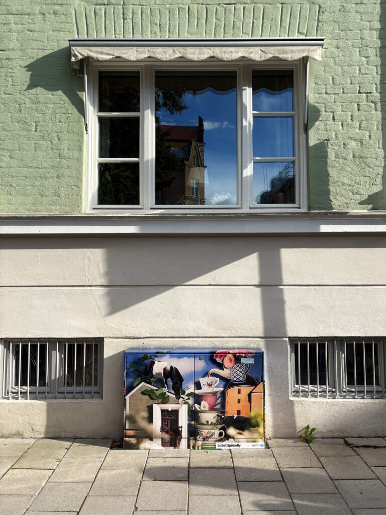 Elskåp med collage vivant-konstverk av hästar och kaffekoppar, Samaritergränd i Uppsala